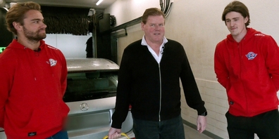 Mitten in der Autowaschanlage: (v.l.) Stürmer Sandro Zangger, Roger Baumann von der Auto Trachsler AG und Goalie Robin Meyer.
