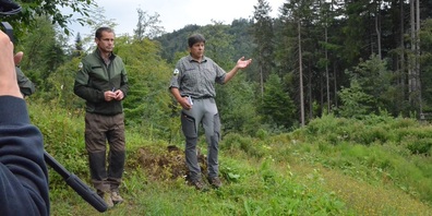 Kantonsforstingenieur Daniel Böhi (links) und Revierförster Christoph Ammann erklären, welche Schritte es braucht, damit das richtige Holz im Staatswald wächst und es später gefällt, regional verarbeitet und schliesslich für Kantonsbauten verwendet werden kann.
