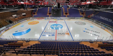 In der SGKB Arena haben die Eismeister mit der Aufbereitung des Eises begonnen.
