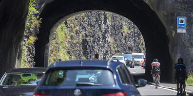 Die vielbefahrene Axenstrasse ist eng. (Archivaufnahme)
