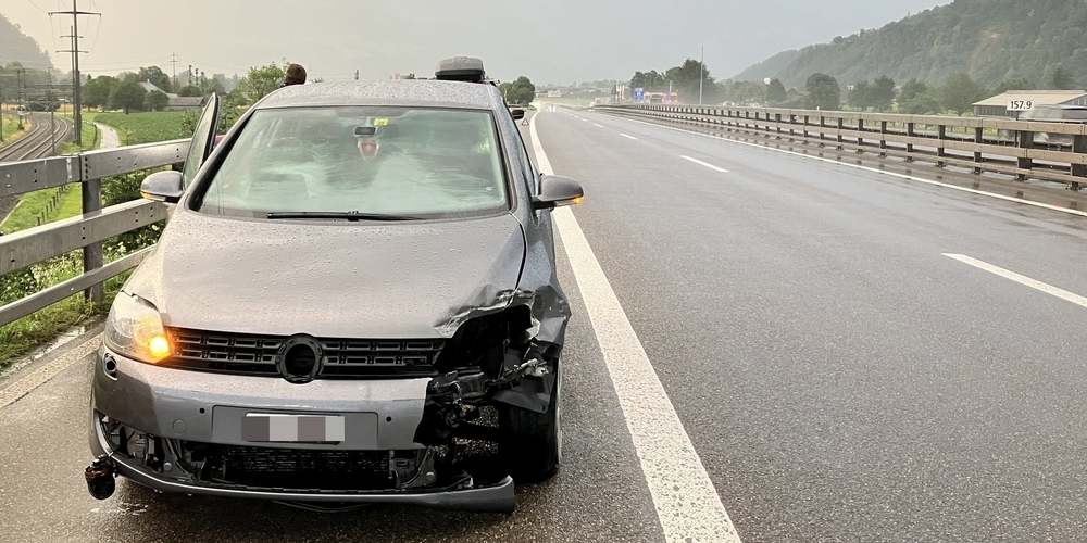 Beim Unfall wurde niemand verletzt. Es entstand Sachschaden an zwei Autos und der Strasseneinrichtung.