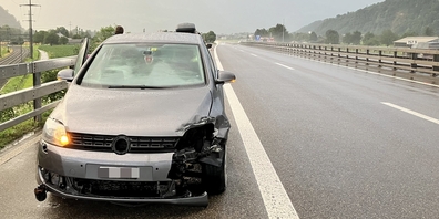 Beim Unfall wurde niemand verletzt. Es entstand Sachschaden an zwei Autos und der Strasseneinrichtung.