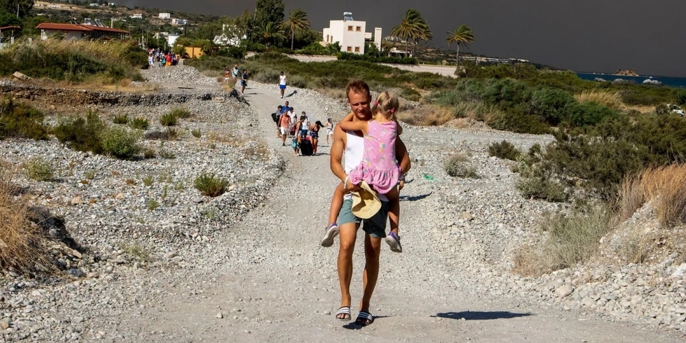 Für Tausende Touristen auf Rhodos ist der Urlaub zum Albtraum geworden. Auf der Insel wüten schwere Brände.
