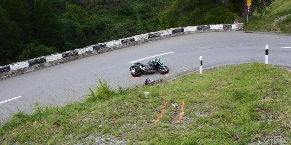 Ein 19-jähriger Töfffahrer hat sich am Samstag bei einem Selbstunfall auf dem Albulapass mittelschwere Verletzungen zugezogen.
