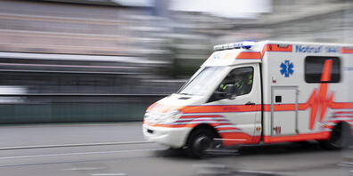 Die Ambulanz brachte einen verletzten Fallschirmspringer ins Spital (Symbolbild)