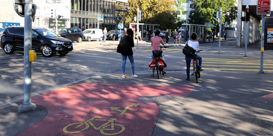Autofahrerinnen gegen Fussgänger gegen Velolenkerinnen: In Zürich fehlt es häufig an Toleranz.