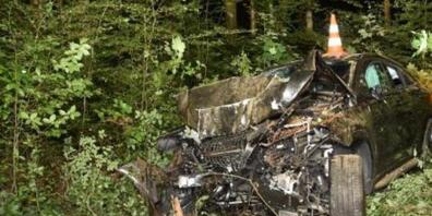 Bei einem Selbstunfall in Schlieren wurde eine Person leicht und eine schwer verletzt. Das Auto hat nur noch Schrottwert.