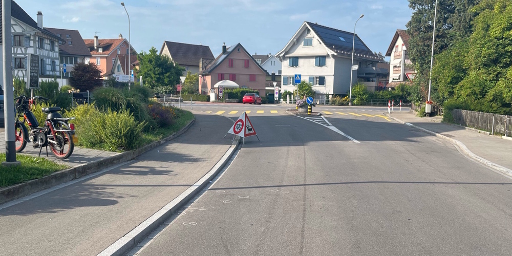 Ein 51-jähriger Velofahrer liess sich von einem 50-jährigen Töfflifahrer ziehen und stürzte beim Loslassen. 