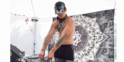 Aaron Cavegn in seinem Element. Der Gastgeber spielte zuerst ein «Trance» Set und wechselte danach mit seinem DJ-Kollegen htrn zu Hardcore Techno. Jegliche «Muntermacher» sieht er am liebsten gar nicht an seinen Partys.