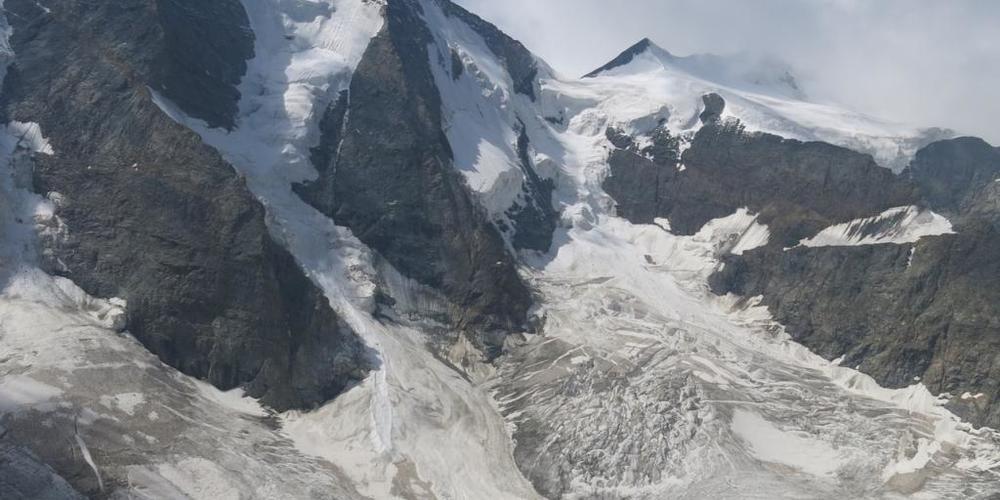 Die Leichen der abgestürzten Alpinistin und des Alpinisten wurden am Fuss des Piz Spinas auf dem Eis des Persgletschers (etwa Bildmitte) aufgefunden.