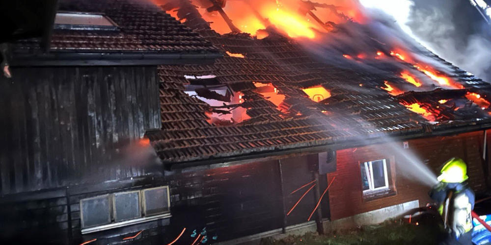 Die Luzerner Polizei und die Feuerwehr rückten in der Nacht von Montag auf Dienstag zu einem Brand in Flühli LU aus.