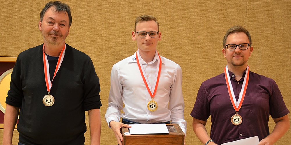 Fabian Bänziger (Mitte) holte sich in Leukerbad die Goldmedaille. 