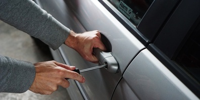 Zwei Marokkaner und ein Algerier versuchten in Schänis, in parkierte Autos einzubrechen. Anwohner informierten die Polizei, die rasch reagierte. (Symbolbild)