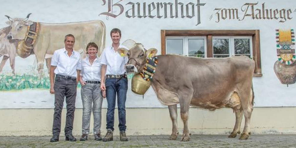 Die Familie Barbara und Cornell Thälmann freuen sich über die gute Leistung von «Selina».