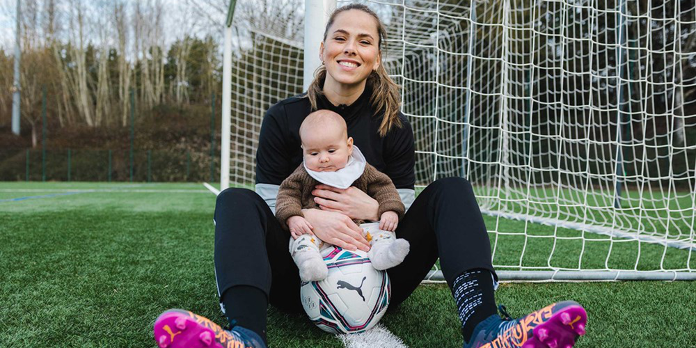 Sara Björk Gunnarsdóttir mit ihrem Sohn Ragnar Frank Árnason.