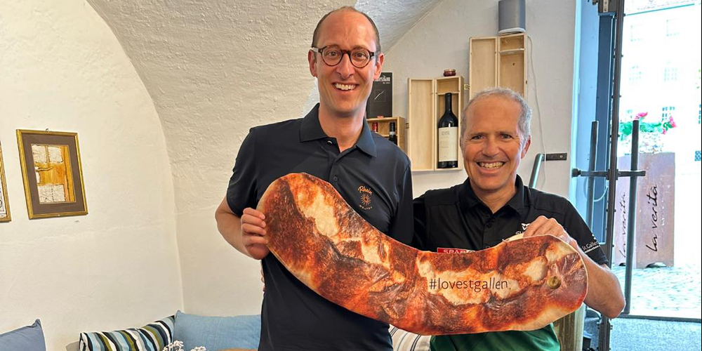 Martin Candinas posiert mit St.Gallens Markenzeichen.