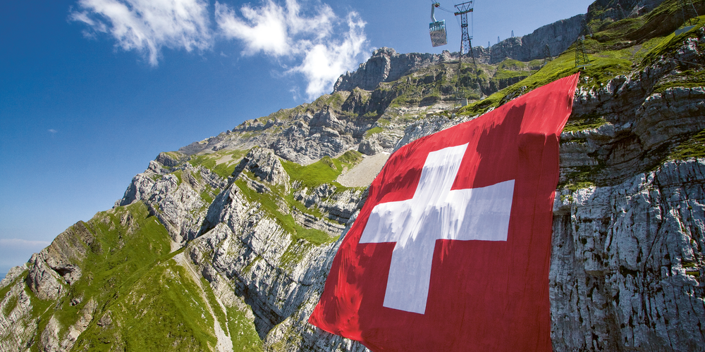 Die grosse Schweizer Fahne prangt erneut am Säntis.