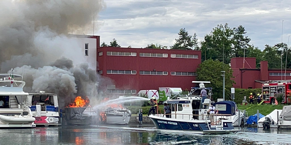 Im Hurdener Wäldli brach am Donnerstagnachmittag ein Bootsbrand aus.