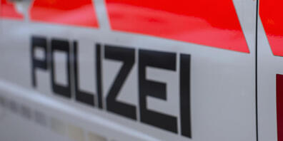 Die Polizei regelt die Rettungsarbeiten. (Symbolbild)