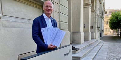 GLP-Kantonsrat Stefan Leuthold präsentiert die Listen vor dem Regierungsgebäude in Frauenfeld.