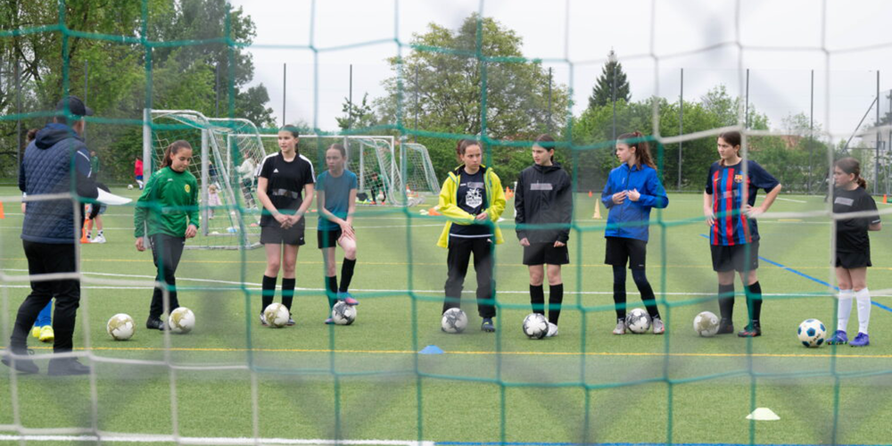 Fussballfreudigen Mädchen fehlt die Plattform.