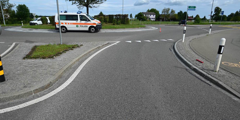 Autofahrerin und Töfffahrer wollten gleichzeitig den Kreisel verlassen.