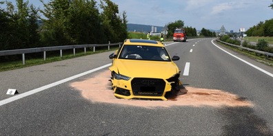 Unfallfahrzeug ohne Vorderräder.
