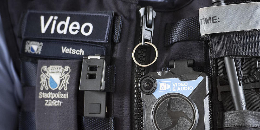 Die Stadtpolizei Zürich ist am frühen Sonntagmorgen zu zwei Auseinandersetzungen ausgerückt. Bilanz: zwei Verletzte, drei Festnahmen. (Symbolbild)