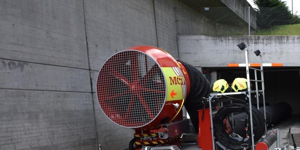 Um die Liegenschaft vom Rauch zu entlüften, waren Feuerwehren aus Laax, Ilanz und Chur im Einsatz. Auch die Werksfeuerwehr der EMS-Chemie half mit.