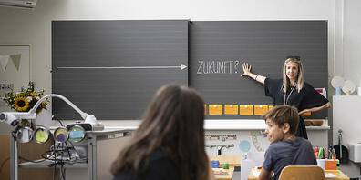 Rund drei Wochen vor Beginn des neuen Schuljahres gibt es im Kanton Zürich noch Dutzende unbesetzte Stellen für Lehrerinnen und Lehrer. (Symbolbild)