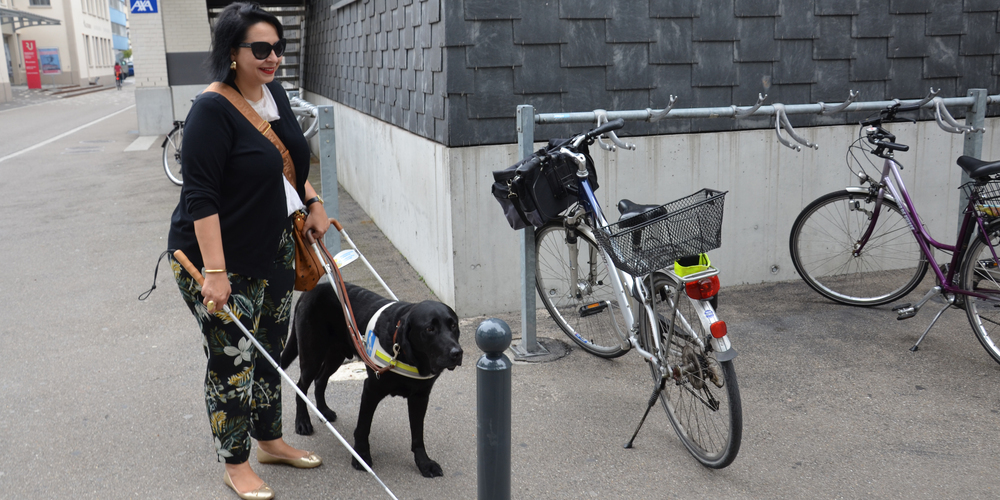 Maria-Rita Oddo mit ihrem Blindenhund in Rapperswil unterwegs. (Bild: Patrizia Baumgartner)