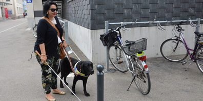 Maria-Rita Oddo mit ihrem Blindenhund in Rapperswil unterwegs. (Bild: Patrizia Baumgartner)