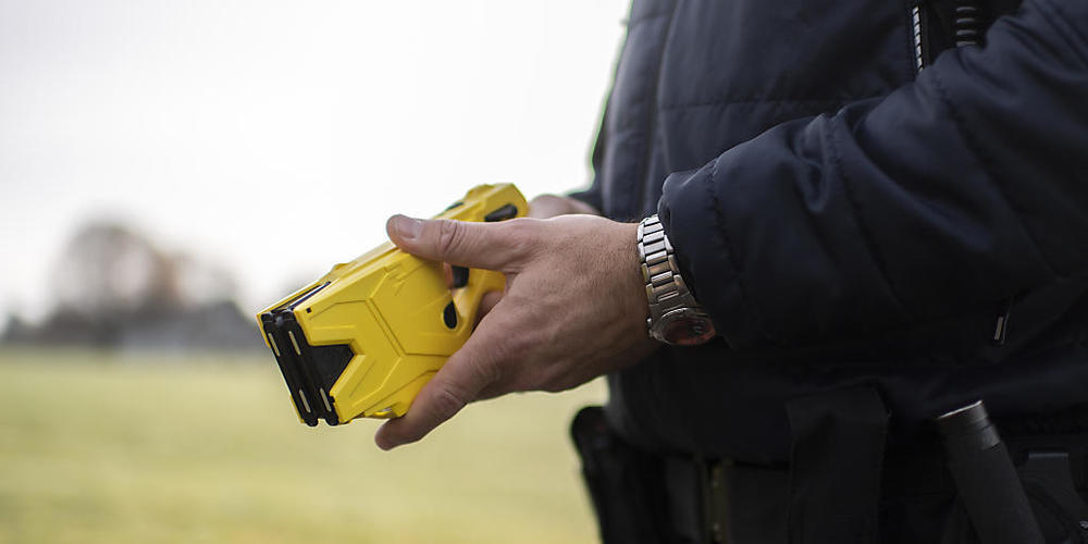 Ein Polizeibeamter demonstriert eine Elektroschockpistole, einen sogenannten Taser. (Symbolbild)