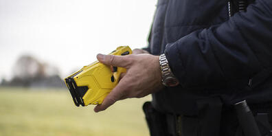 Ein Polizeibeamter demonstriert eine Elektroschockpistole, einen sogenannten Taser. (Symbolbild)