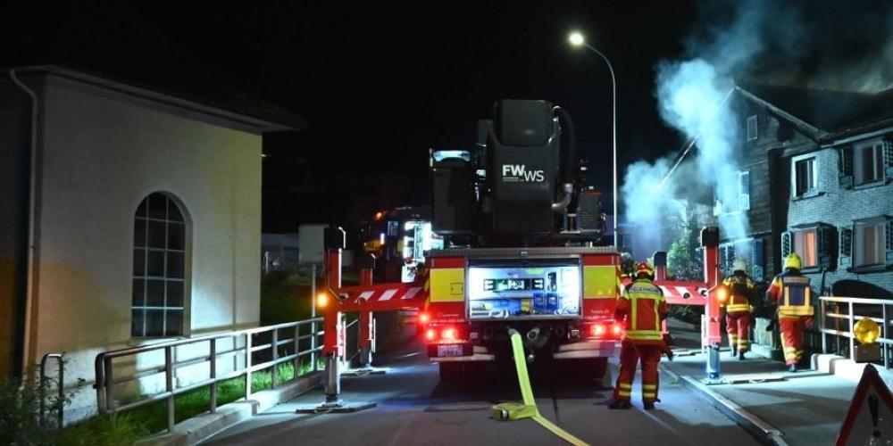 Beim Brand in einem Wohnzimmer des Doppeleinfamilienhauses in Buchs entstand hoher Sachschaden.
