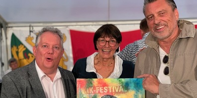 Stadtpräsident Thomas Niederberger und alt Stadträtin Dorena Raggenbass überreichten 2023 den Prix Kreuzlingen an Micky Altdorf. (Archivbild 2023)