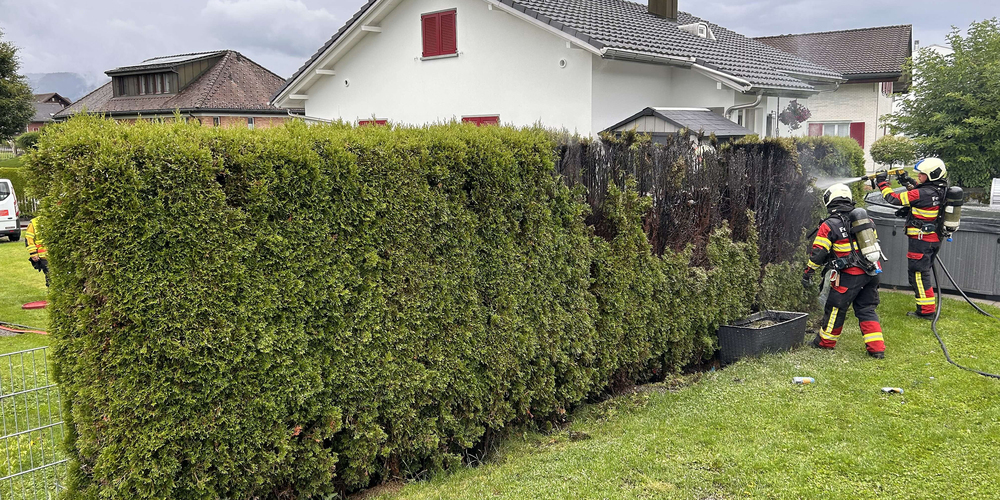 Polizei-Einsatz in Einsiedeln wegen einer brennenden Hecke.