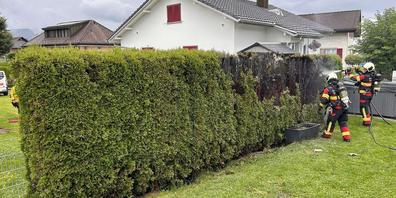 Polizei-Einsatz in Einsiedeln wegen einer brennenden Hecke.
