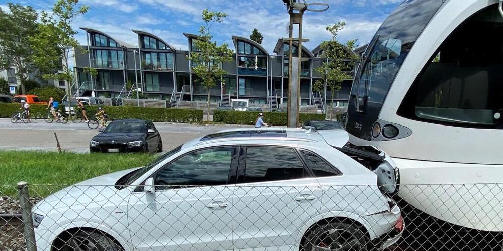 Als die Zugskomposition das Auto rammte, befand sich die Lenkerin bereits nicht mehr im Wagen.