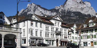 Im Schwyzer Kantonshauptort soll es eine erste Begegnungszone geben. (Archivbild)