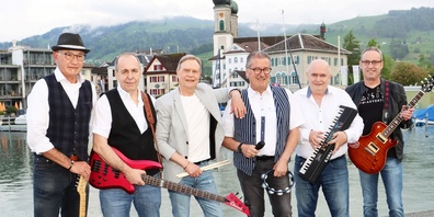 Nach einer kurzen Pause startet die Sommerbühne den 2. Programmteil. Als erstes konzertiert die Lachner Blues- und Rockband Downstairs.