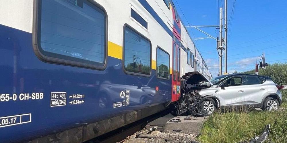 Glück im Unglück für die vier Insassen des Mietautos: Sie konnten sich rechtzeitig aus dem Auto retten und blieben unverletzt.