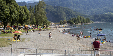 Kino am See: Statt des Sonnenschirms wird für einmal die Kinoleinwand am Walensee aufgespannt.