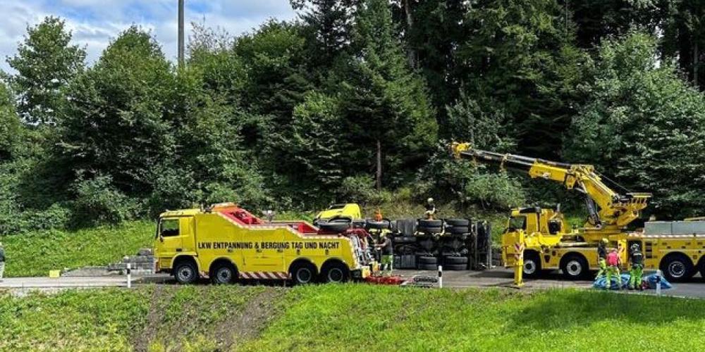Bei Heiden flossen 10'000 Liter Gülle aus einem gekippten Tanklastwagen. Ein grosser Teil davon landete in einem Bach.