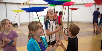 Auch 2023 ist der Zirkus Mugg aus Betschwanden in Glarus Süd am kostenlosen Kindernachmittag des Glarner Stadtopenairs dabei.