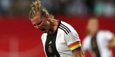 Komplett bedient: Alexandra Popp schreit ihre Enttäuschung in die Nacht hinaus.