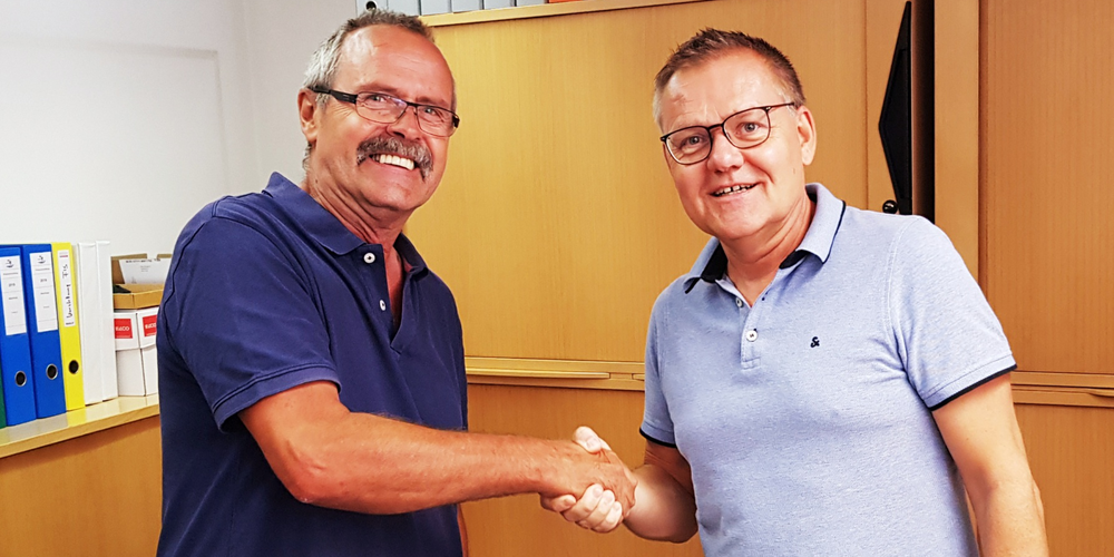 Thommy Kolp übergibt an Martin Weber.