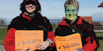 In Schindellegi wurde das Fasnachtsblatt «D'Schälle» verkauft. (Bilder: Frieda Suter)