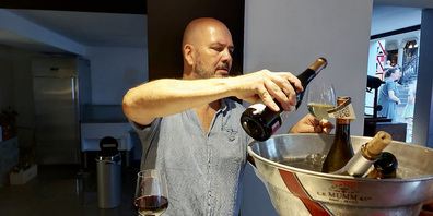 Pipo Keller in seinem Element. Liebt Wein und Gäste gleichermassen.