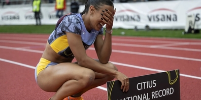 Sie kann ihr Glück kaum fassen: Gleich zweimal innert einer Stunde pulverisiert Ditaji Kambundji den Landesrekord über 100 m Hürden.